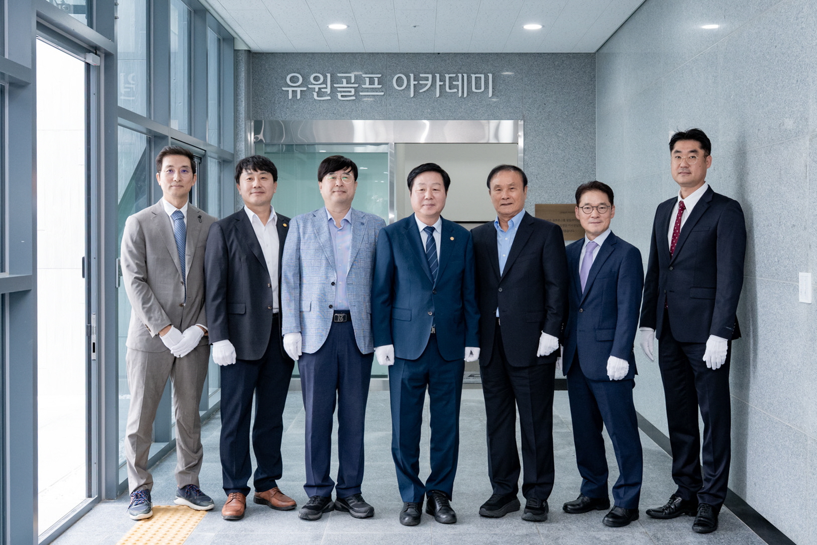 (사진1) 유원골프재단이 충남대학교 스포렉스에 유원골프아카데미 17호점을 설립하고 22일 제막식을 진행했다. (왼쪽부터) 충남대학교 체육진흥원 이승민 원장 대외협력본부 김기광 본부장 김성섭 부총장 김정겸 총장 김영찬 유원골프재단 이사장 최덕형 골프존홀딩스 대표이사 김태연 골프존조이마루 사업부장이 기념.jpg