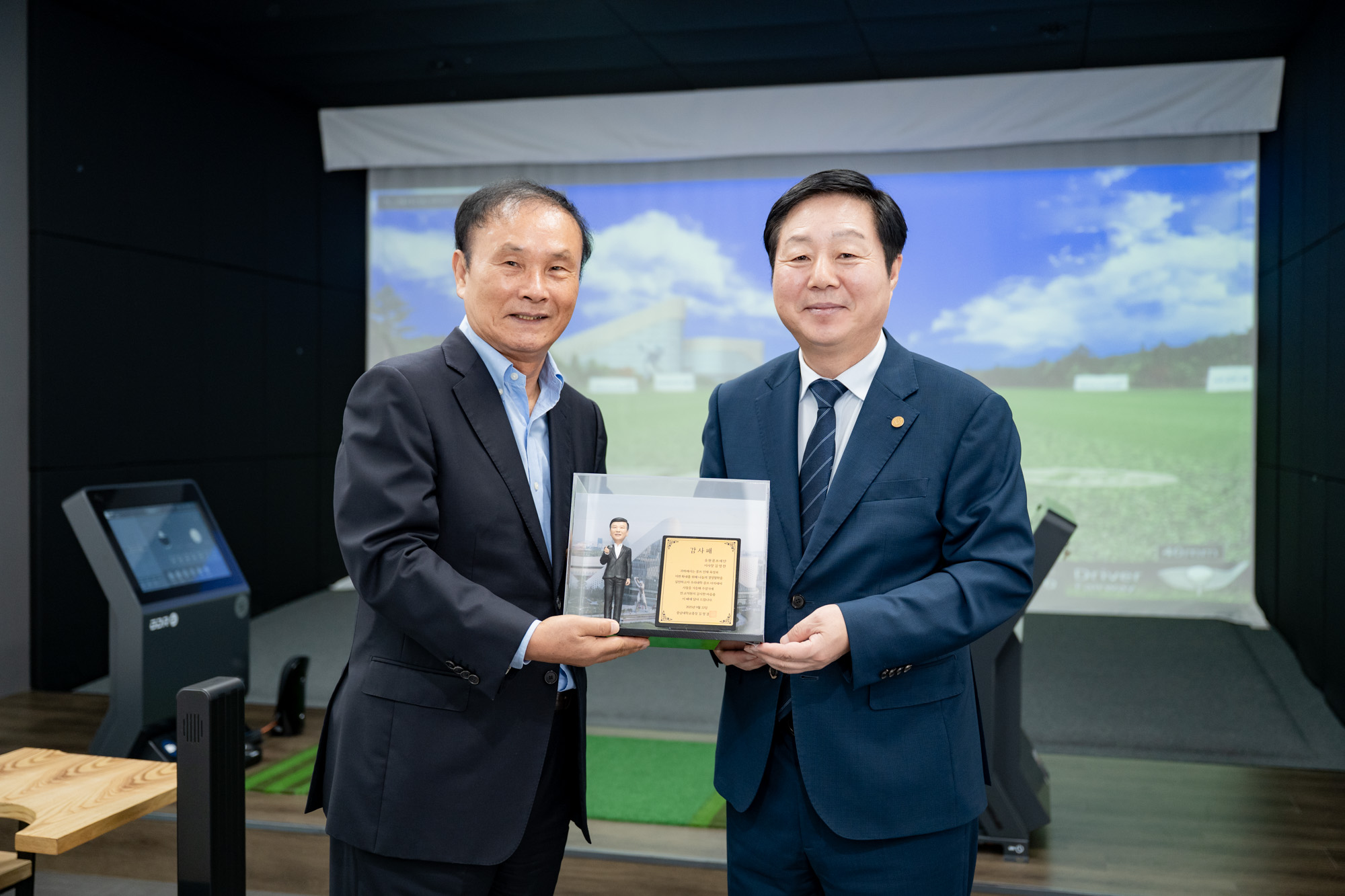 (사진2) 유원골프재단이 충남대학교 스포렉스에 유원골프아카데미 17호점을 설립하고 22일 제막식을 진행했다. 김정겸 충남대학교 총장(오른쪽)이 김영찬 유원골프재단 이사장에게 감사패를 전달하고 있다_.jpg