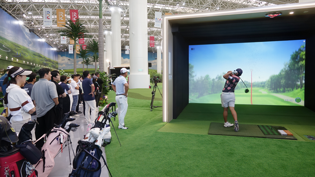 사진2. 지난해 9월 13일부터 15일까지 중국 텐진 시티골프에서 열린 `2024 골프존 시티골프 차이나 오픈`에서 갤러리들이 스크린부스에서 티샷을 하는 선수를 바라보고 있다..png