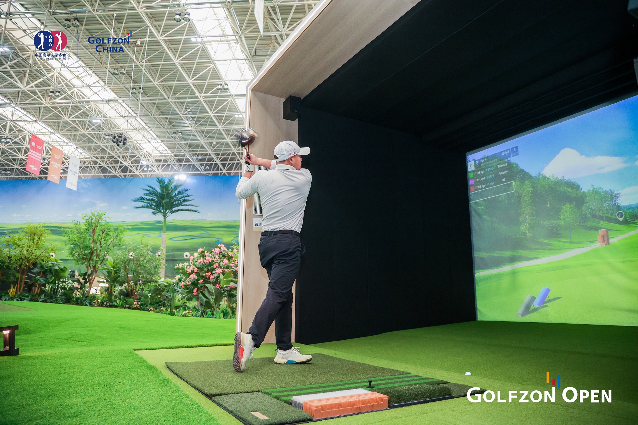 사진2. 지난 3월 1일 중국 톈진 시티골프에서 열린 ‘2025년 중국 실내 골프 오픈 & GOLFZON 중국 오픈‘ 예선전에서 골퍼가 스크린구역 티샷을 하고 있다..jpg