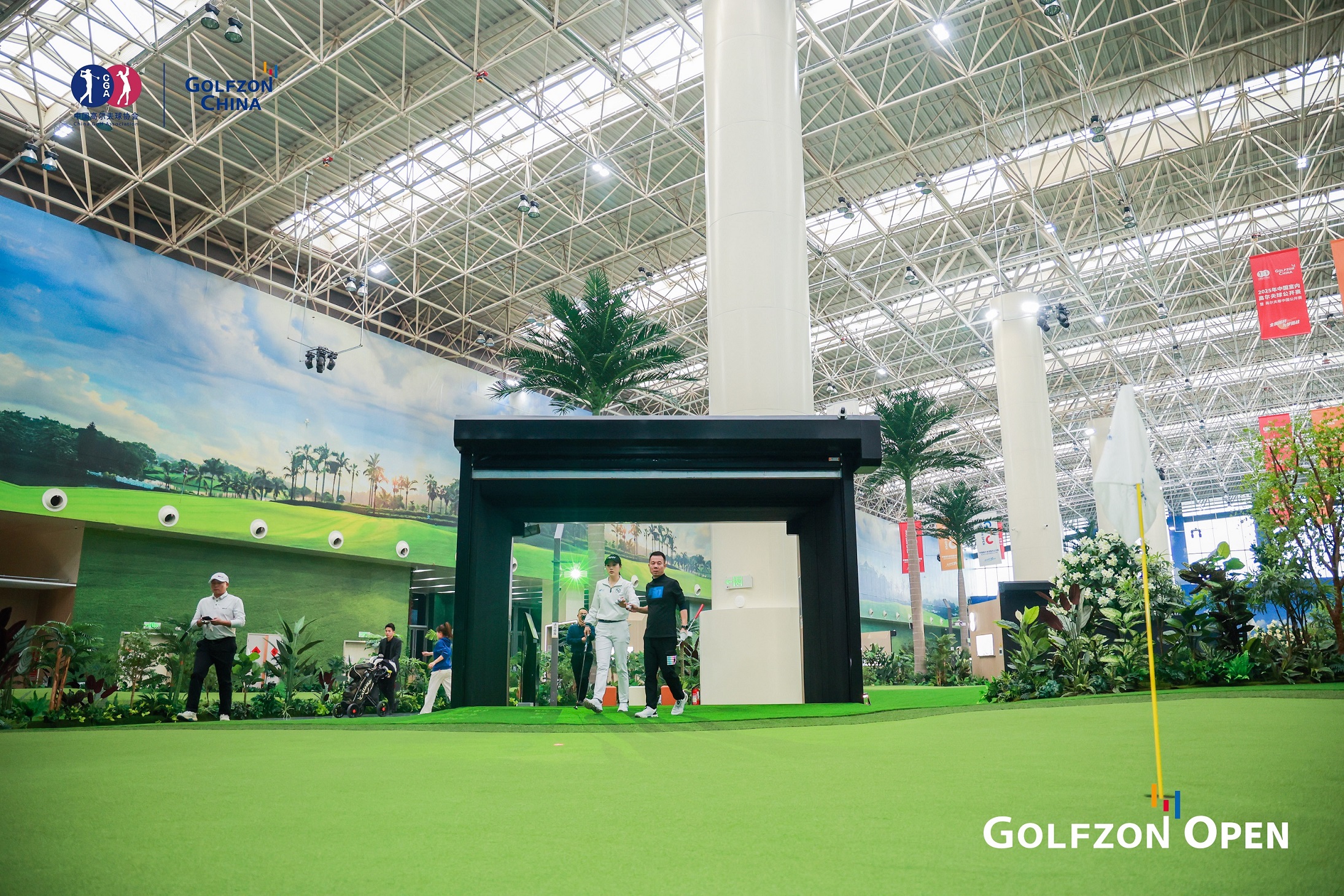 사진3. 지난 3월 1일 중국 톈진 시티골프에서 열린 ‘2025년 중국 실내 골프 오픈 & GOLFZON 중국 오픈‘ 예선전에서 참가 선수들이 스크린 티샷 이후 경기를 위해 그린존으로 이동하고 있다..jpg