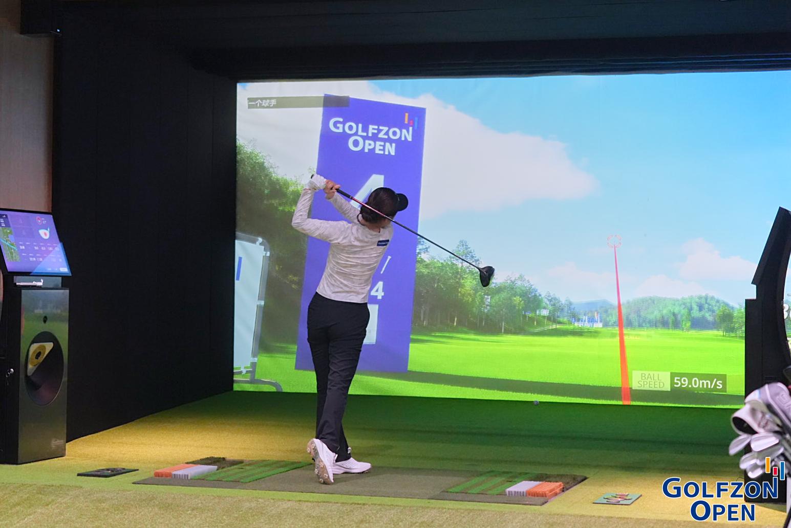 (사진3) `2025 골프존 차이나오픈`에 참가한 선수가 티샷을 하고 있다.jpg