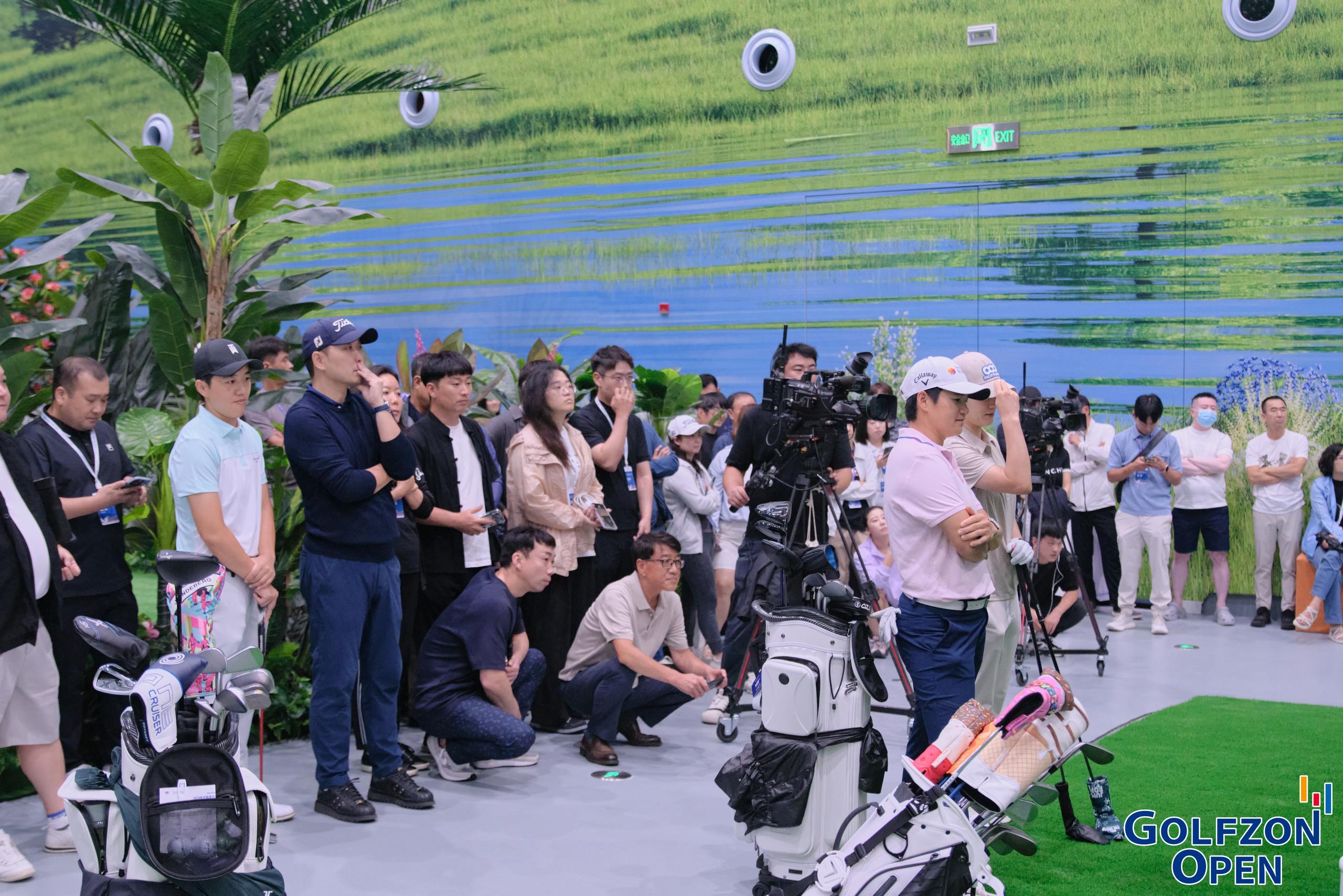 (사진3) 지난 8월 28일부터 31일까지 골프존 시티골프 중국 2호 연길점에서 개최한 ‘2025 골프존 차이나오픈’ 갤러리 및 참가 선수들 모습.jpg