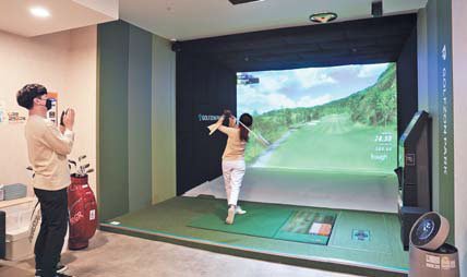 골프존에서 스크린골프를 즐기는 고객. [사진 골프존뉴딘그룹]