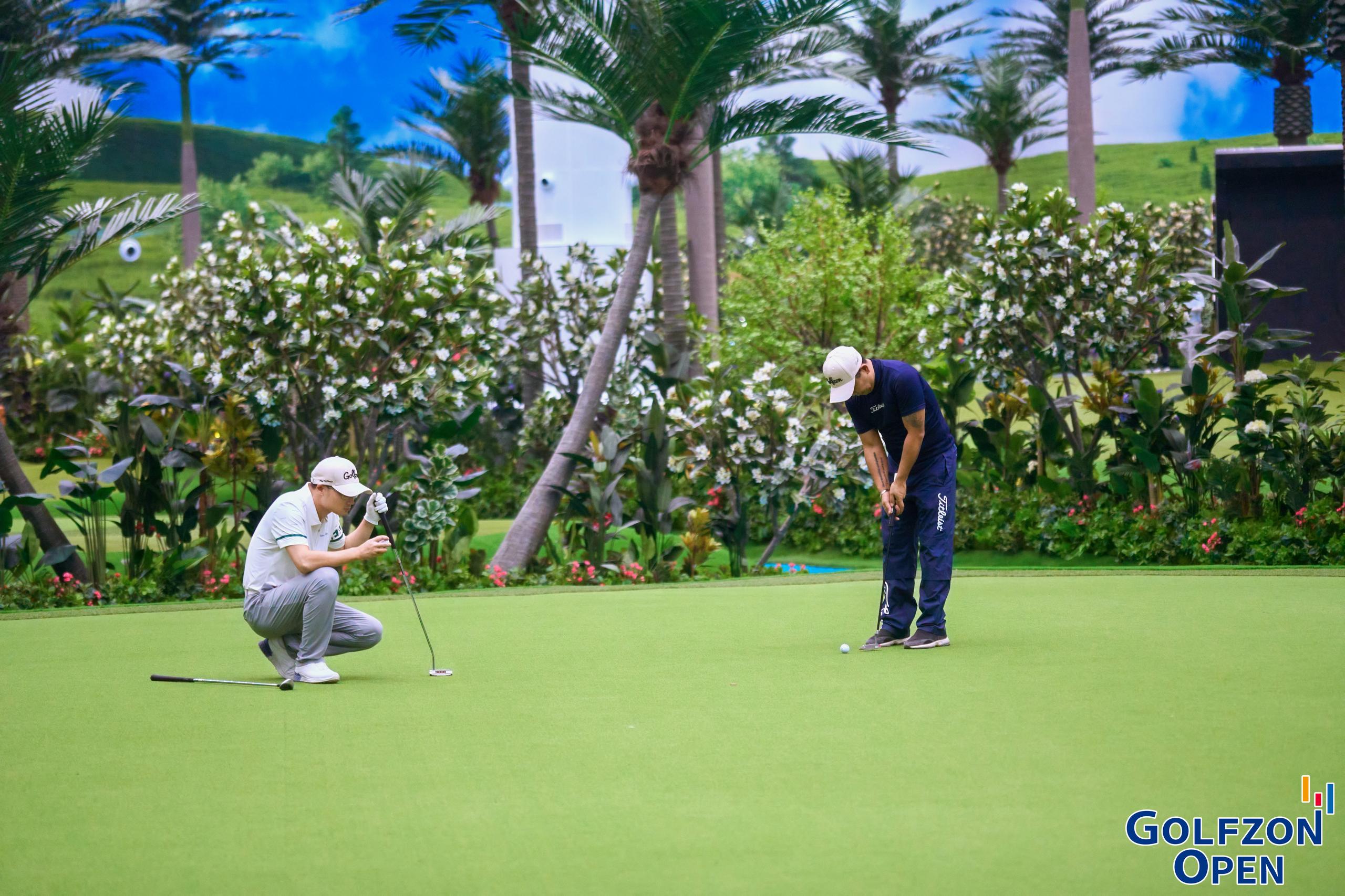 (사진4) `2025 골프존 차이나오픈`에 참가한 선수들이 그린 위에서 플레이를 하고 있다.jpg